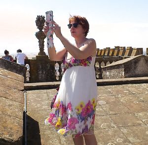 Sleazy hot Milf keeps her pussy wet