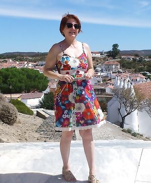 Sleazy hot Milf keeps her pussy wet