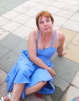 Sleazy hot Milf keeps her pussy wet