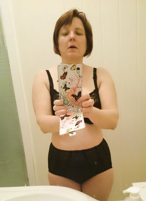 Sleazy hot Milf keeps her pussy wet