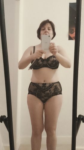 Sleazy hot Milf keeps her pussy wet