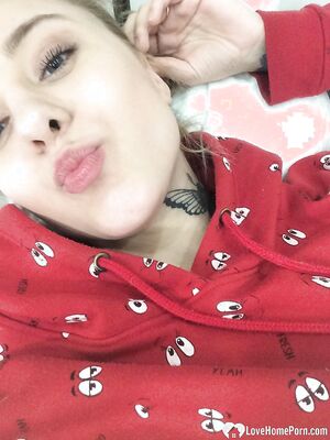 Look at my ass while I take selfies