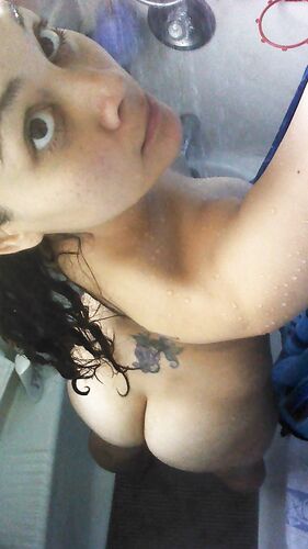 Curvy Latina selfies