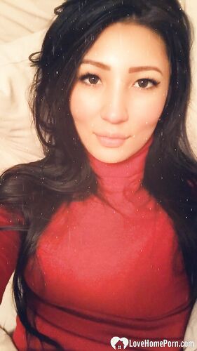 Experienced beauty loves to take nudes