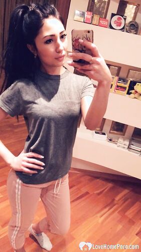 Experienced beauty loves to take nudes