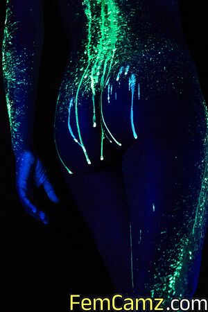 This hottie looks  so stunning