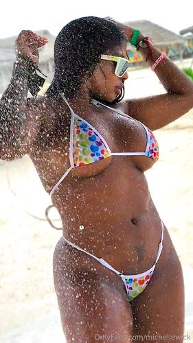 Michelle Wick desnuda en la playa