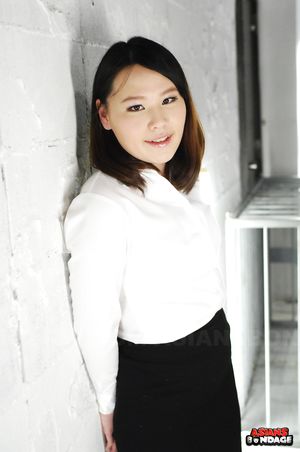 Asian gal in a white t-shirt Aki Sasahara is here to impress everyone