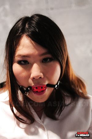 Asian gal in a white t-shirt Aki Sasahara is here to impress everyone