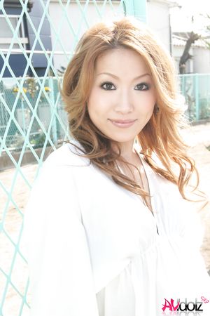 Momomi Sawajiri in boots, blouse and shorts is very playful outdoors.