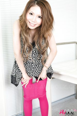 Moe Yazawa shows butt and hairy pussy after taking pink pantyhose off.