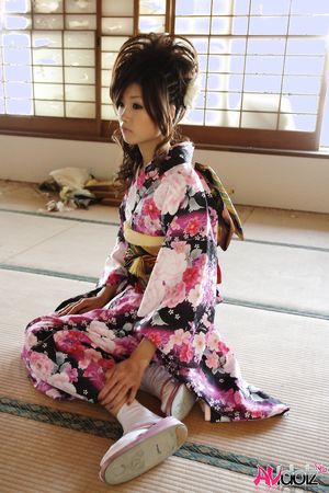 Chiaki in kimono spreads legs and shows hairy pussy on the floor.