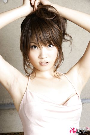 Asian Yuuna Yano in blue jeans and top poses in daring positions.