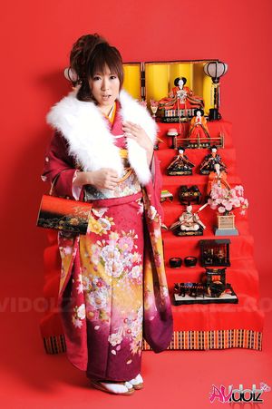 Asian Yuko Morita in kimono and fur looks so classy and beautiful.
