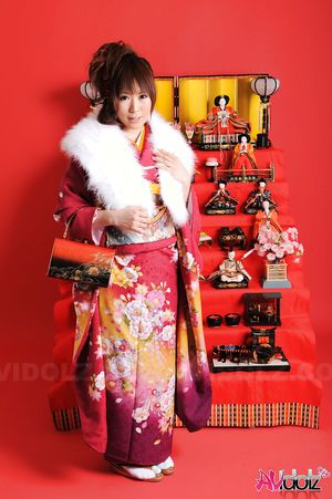 Asian Yuko Morita in kimono and fur looks so classy and beautiful.