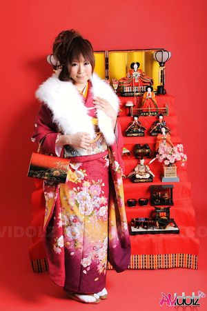 Asian Yuko Morita in kimono and fur looks so classy and beautiful.