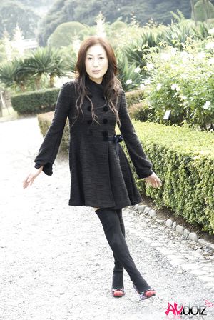Yuki Motoyama is very beautiful and romantic while having a walk.