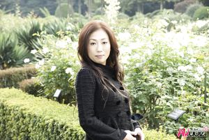 Yuki Motoyama is very beautiful and romantic while having a walk.