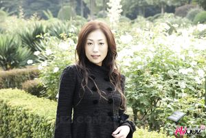 Yuki Motoyama is very beautiful and romantic while having a walk.