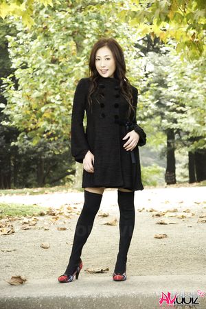 Yuki Motoyama is very beautiful and romantic while having a walk.