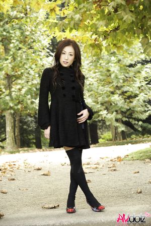 Yuki Motoyama is very beautiful and romantic while having a walk.