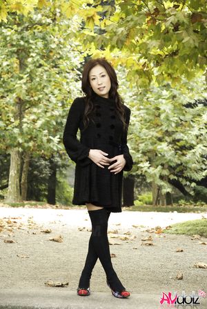 Yuki Motoyama is very beautiful and romantic while having a walk.
