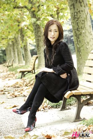 Yuki Motoyama is very beautiful and romantic while having a walk.