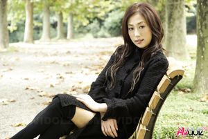 Yuki Motoyama is very beautiful and romantic while having a walk.