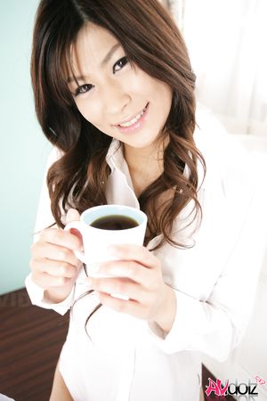 Yuka Yamada shows big knockers while spoiling them with the shower.