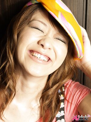 Sasaki Nagisa spreads sexy legs in short jeans while posing so sexy.