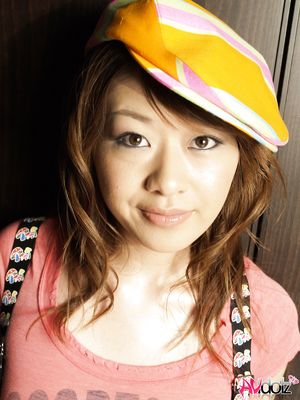 Sasaki Nagisa spreads sexy legs in short jeans while posing so sexy.