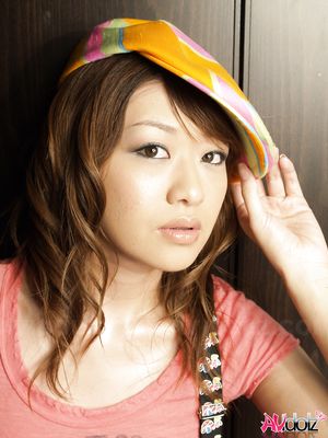 Sasaki Nagisa spreads sexy legs in short jeans while posing so sexy.