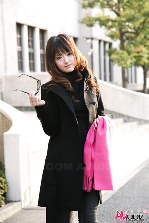 Gorgeous Saori is so elegant in a coat while walking through the city.
