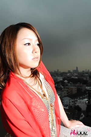 Rui Natsukawa shows sexy shoulders while enjoying the city view.