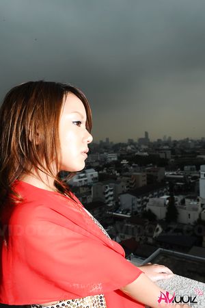Rui Natsukawa shows sexy shoulders while enjoying the city view.