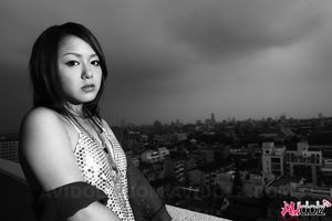 Rui Natsukawa shows sexy shoulders while enjoying the city view.