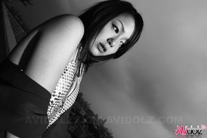 Rui Natsukawa shows sexy shoulders while enjoying the city view.