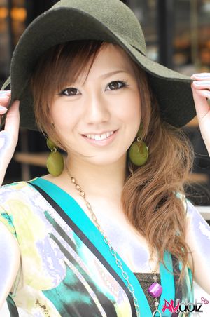 Riru Ozawa looks so cute with a hat and a colorful dress at her walk.