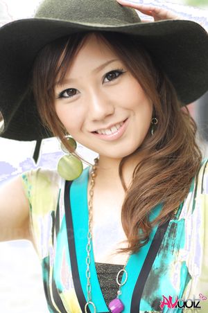 Riru Ozawa looks so cute with a hat and a colorful dress at her walk.