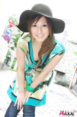 Riru Ozawa looks so cute with a hat and a colorful dress at her walk.