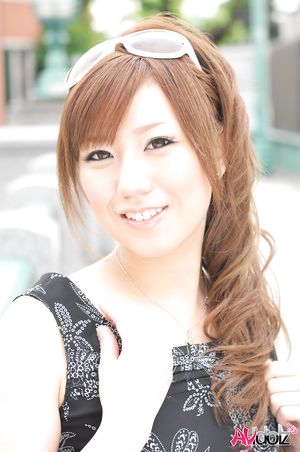 Riru Ozawa with a beautiful smile is happy to have a walk in the city.