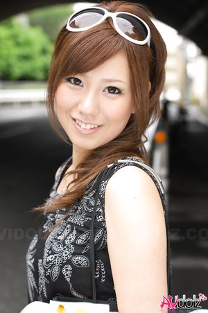 Riru Ozawa with a beautiful smile is happy to have a walk in the city.
