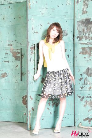 Mika Ito spreads legs and shows shaved cunt at a photo shooting.