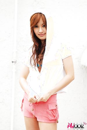 Mecumi shows sexy legs in short pants while posing so daring outdoors.