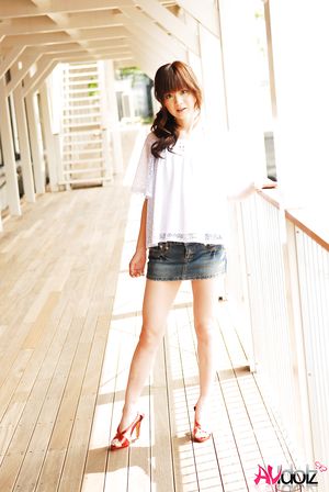Asian Anna Watanabe takes a walk to expose her sexy legs in shorts.