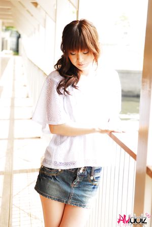 Asian Anna Watanabe takes a walk to expose her sexy legs in shorts.