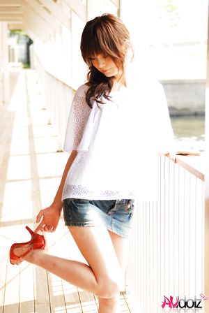 Asian Anna Watanabe takes a walk to expose her sexy legs in shorts.