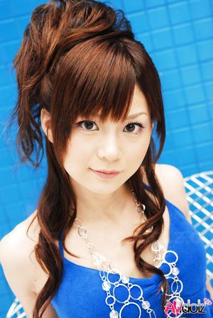 Sweet Anna Watanabe looks lovely in short pants and a blue blouse.