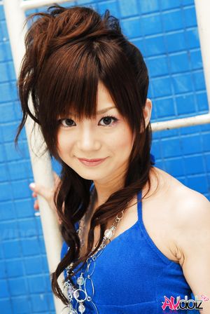 Sweet Anna Watanabe looks lovely in short pants and a blue blouse.