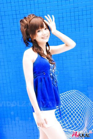 Sweet Anna Watanabe looks lovely in short pants and a blue blouse.